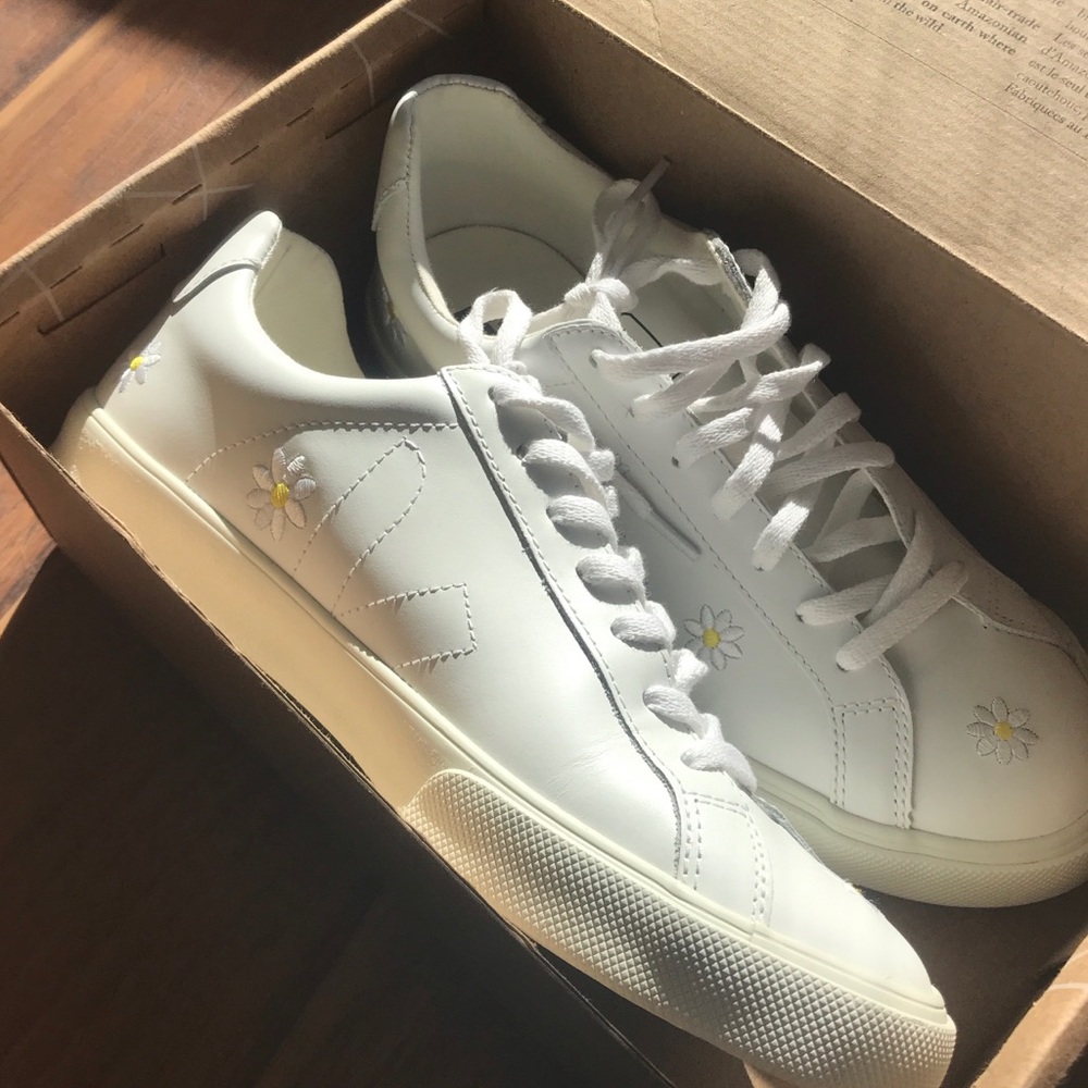 Veja white sneakers with embroidered daisies
